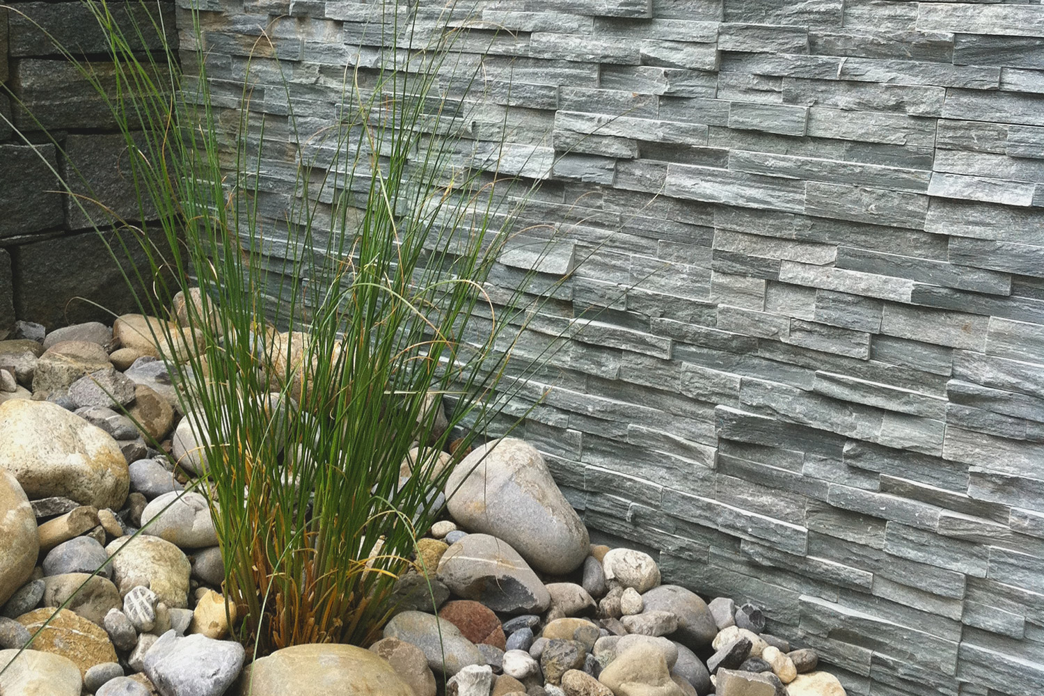 Wand aus Naturstein- Platten